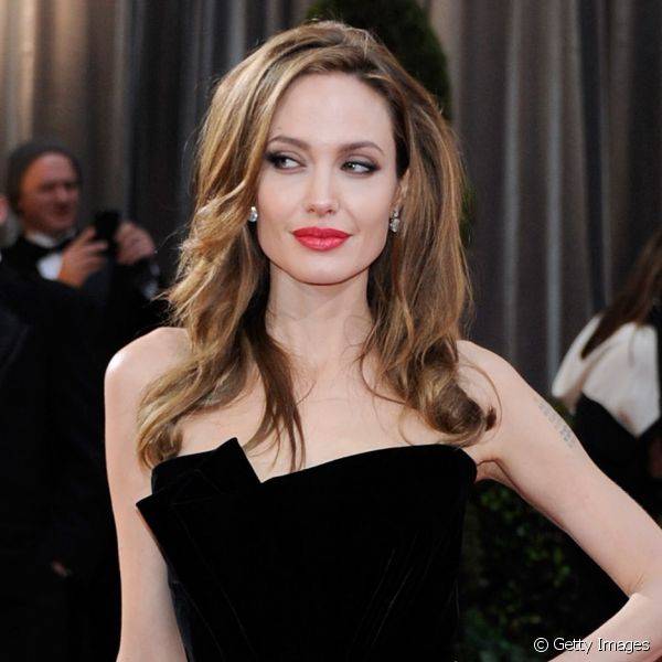 Angelina Jolie chamou a aten??o de todos os fot?grafos ao desfilar com seu batom vermelho marcante no red carpet do Oscar (Getty Images)